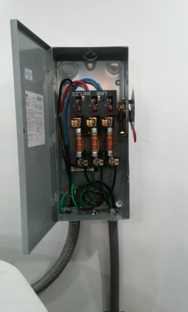 Three-phase disconnect switch installed for Electrical Wiring & Rewiring in Overisel