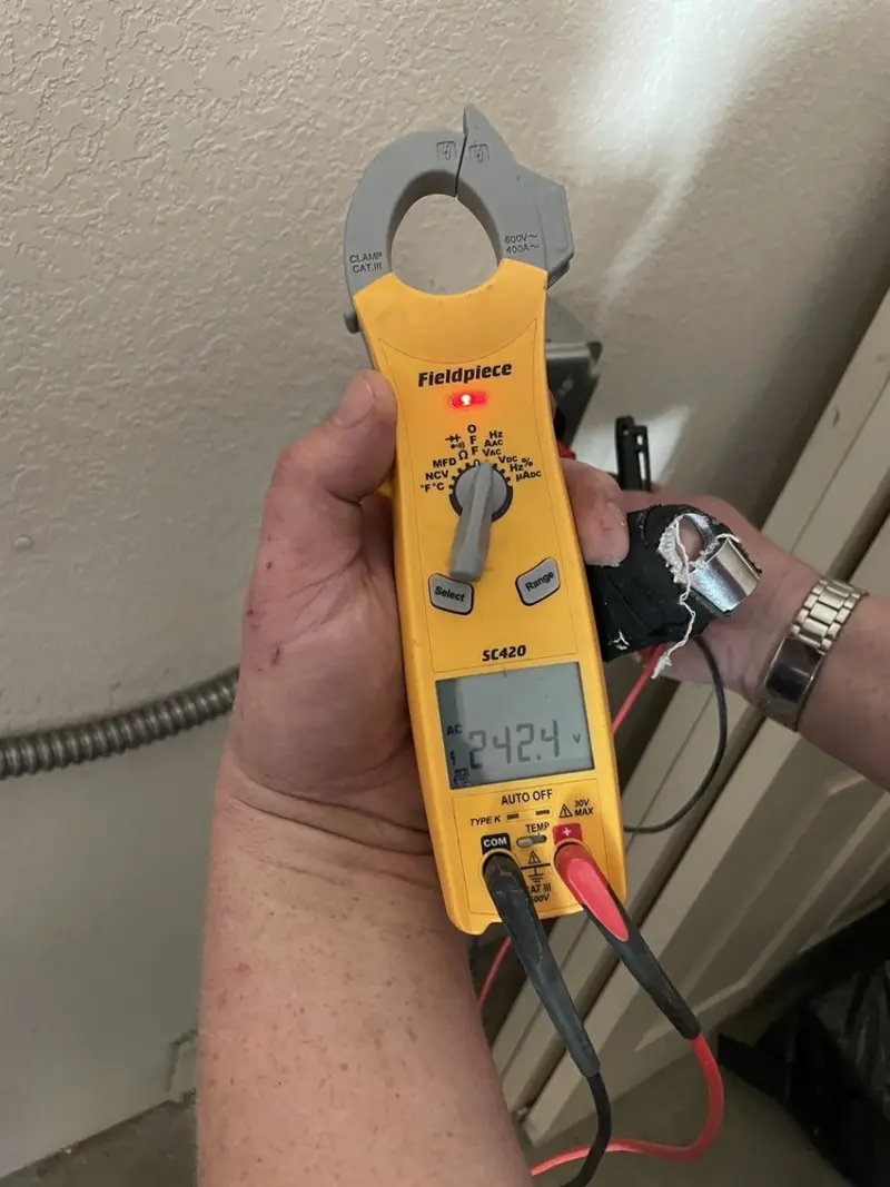 Voltage testing with clamp meter during Generator Installation in Overisel